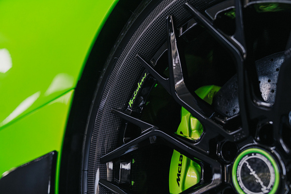 Фото дисков Brixton Forged PF10 Черный глянец на McLaren 720S