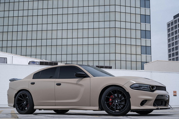 Фото дисков Savini BM15 Черный глянец на Dodge Charger VII