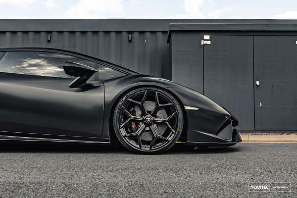 Фото дисков NOVITEC NL4 Черный глянец на Lamborghini Huracan