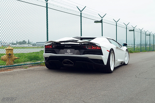 Фото дисков 1886 Wheels S009 Белый глянец на Lamborghini Aventador