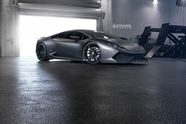 Фото дисков Strasse Wheels SV1 Deep Concave Monoblock Черный глянец на Lamborghini Huracan