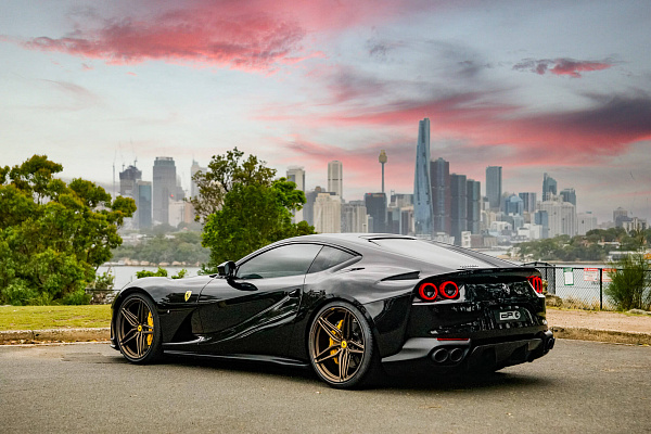 Фото дисков HRE P107SC Сатиновая бронза на Ferrari 812