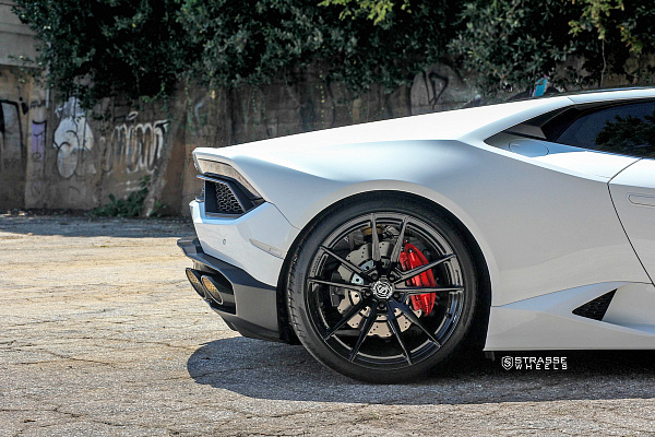 Фото дисков Strasse Wheels SV1 Deep Concave Monoblock Черный глянец на Lamborghini Huracan