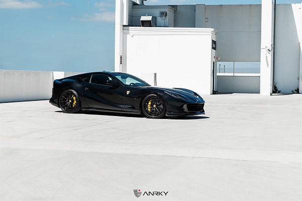 Фото дисков Anrky AN38 Черный сатин на Ferrari 812