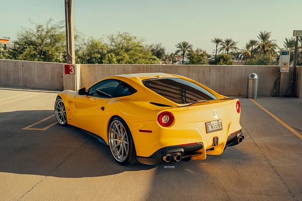 Фото дисков Strasse Wheels SV10 Deep Concave FS Глянцевый лак на Ferrari 812