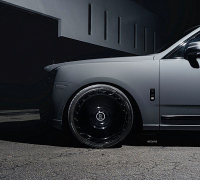 Фото дисков Strasse Wheels SV101 Deep Concave Duoblock RR на Rolls-Royce Cullinan