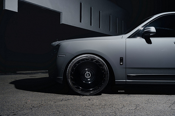 Фото дисков Strasse Wheels SV101 Deep Concave Duoblock RR Черный глянец на Rolls-Royce Cullinan