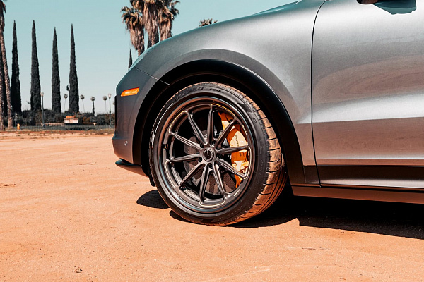 Фото дисков Brixton Forged R11-RS Сатиновый темный лак на Porsche Cayenne III