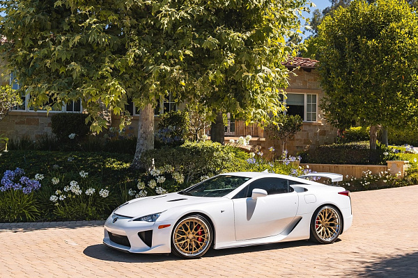 Фото дисков Anrky AN30 Сатиновое золото на Lexus LFA