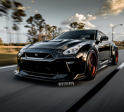 Фото дисков Strasse Wheels R10 Competition на Nissan GT-R