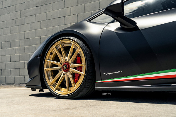 Фото дисков Strasse Wheels SV12 Deep Concave Duoblock Сатиновое золото на Lamborghini Huracan
