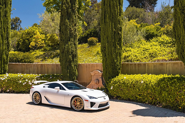 Фото дисков Anrky AN30 Сатиновое золото на Lexus LFA
