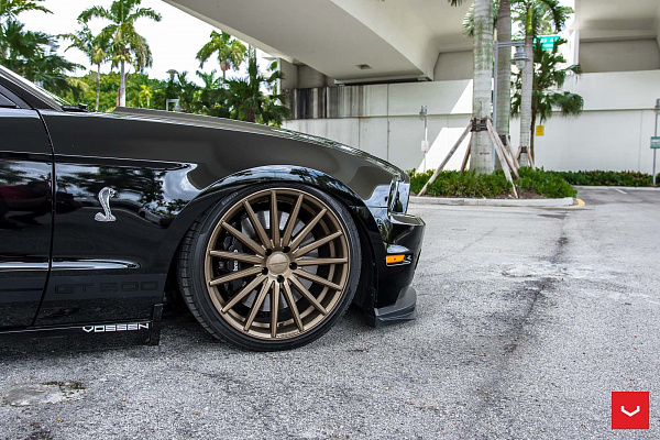 Фото дисков Vossen VFS-2 Сатиновая бронза на Ford Mustang V