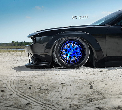 Фото дисков Strasse Wheels SV8 Performance на Dodge Challenger III