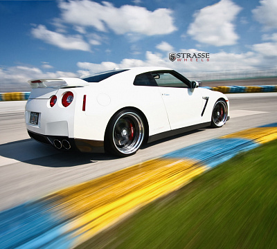 Фото дисков Strasse Wheels S5 Performance на Nissan GT-R