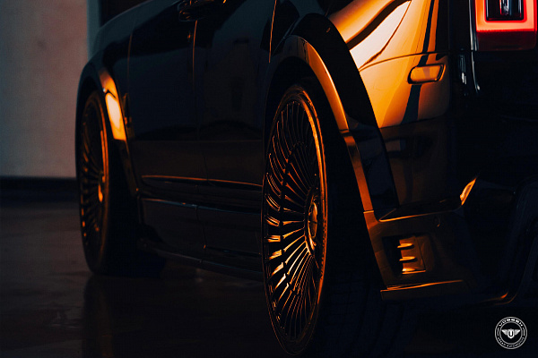 Фото дисков Vossen UV-5 Черный глянец на Rolls-Royce Cullinan