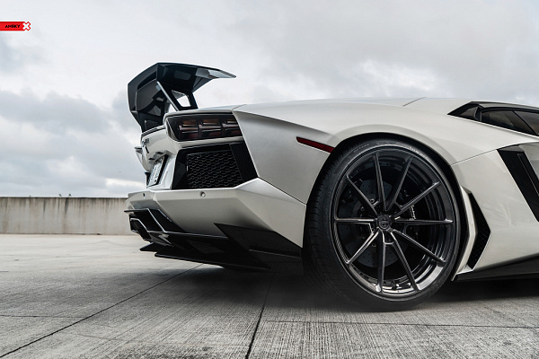 Фото дисков Anrky AN28 Глянцевый графит на Lamborghini Aventador