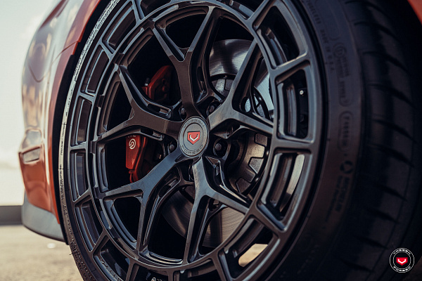 Фото дисков Vossen LC3-01 Глянцевый темный лак на Ford Mustang VI