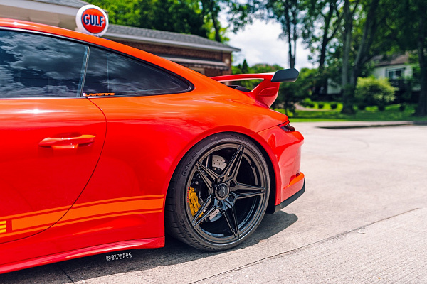 Фото дисков Strasse Wheels SV2 Deep Concave Monoblock Черный глянец на Porsche 911 VII