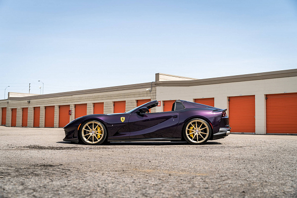 Фото дисков HRE P104SC Глянцевое золото на Ferrari 812