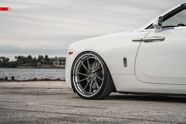 Фото дисков Anrky AN33 Глянцевый темный лак на Rolls-Royce Wraith