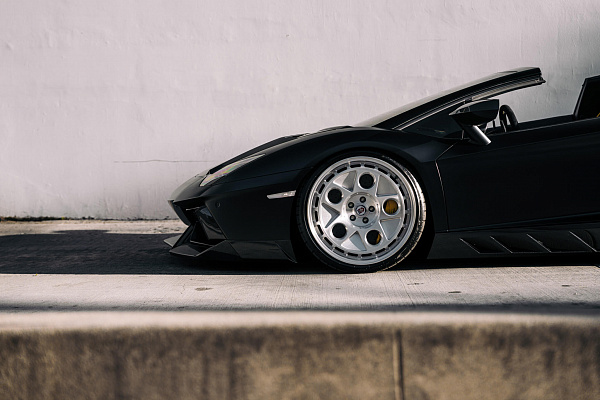 Фото дисков HRE 454 GTM Глянцевый лак на Lamborghini Aventador