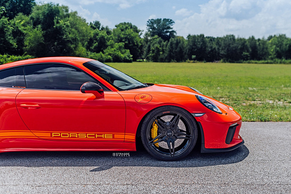 Фото дисков Strasse Wheels SV2 Deep Concave Monoblock Черный глянец на Porsche 911 VII