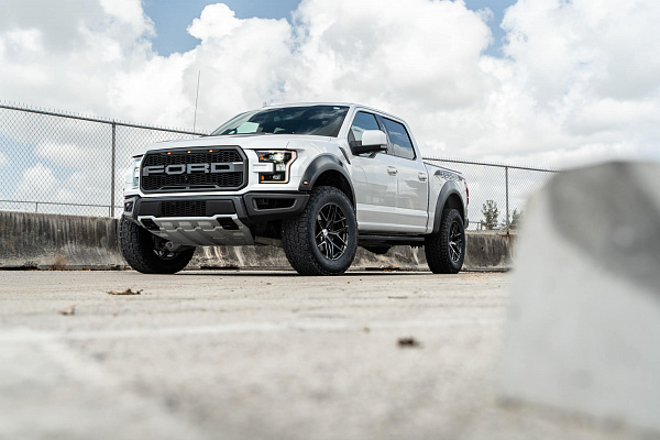 Фото дисков HRE P161 Черный глянец на Ford F-150 XIII