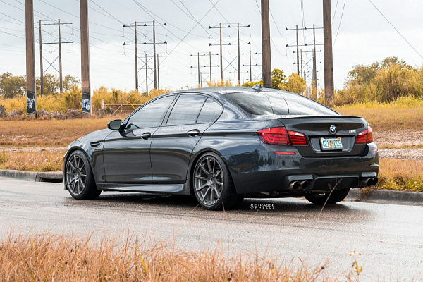 Фото дисков Strasse Wheels R10 Deep Concave Monoblock Сатиновый темный лак на BMW 5/M5 (F10)