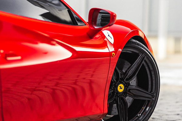 Фото дисков Brixton Forged PF4 Черный глянец на Ferrari 488