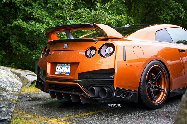 Фото дисков Strasse Wheels SV2T Deep Concave FS Черный глянец на Nissan GT-R