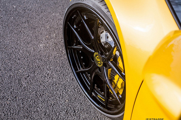 Фото дисков Strasse Wheels SM5R Deep Concave FS Черный глянец на Lamborghini Huracan