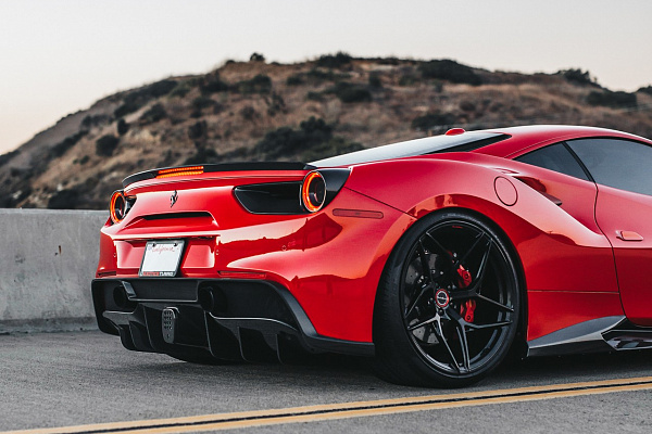 Фото дисков Brixton Forged PF5 Черный глянец на Ferrari 488