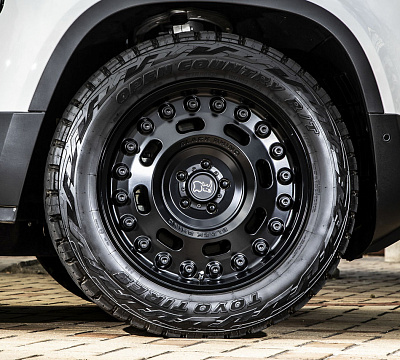 Фото дисков Black Rhino AXLE на Land Rover Defender II