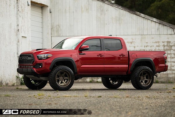 Фото дисков BC Forged LE61 // MLE61 Сатиновая бронза на Toyota Tacoma III