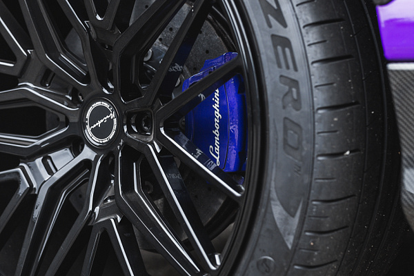 Фото дисков Brixton Forged VL4 Черный глянец на Lamborghini Urus