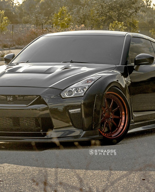 Фото дисков R10 Competition Другой цвет на Nissan GT-R