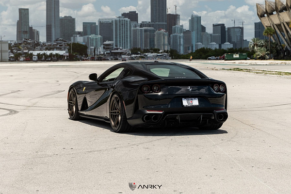 Фото дисков Anrky AN27 Сатиновая темная бронза на Ferrari 812