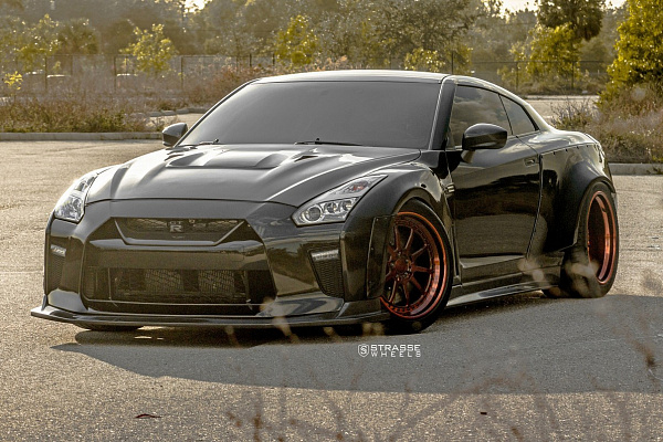 Фото дисков Strasse Wheels R10 Competition Другой цвет на Nissan GT-R