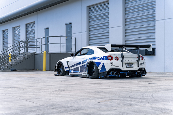 Фото дисков Strasse Wheels SM5R Deep Concave FS Черный глянец на Nissan GT-R