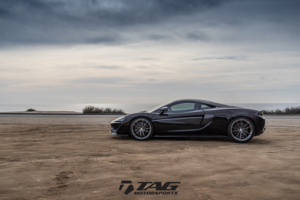 Фото дисков HRE P104 Глянцевый темный лак на McLaren 570S