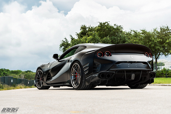 Фото дисков 1886 Wheels G010 Глянцевый темный лак на Ferrari 812