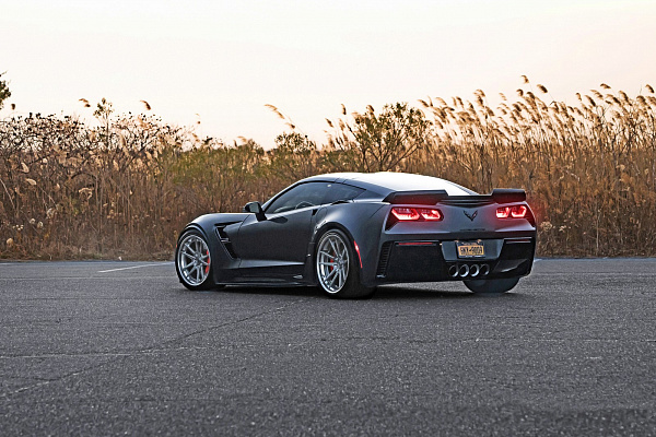 Фото дисков Strasse Wheels SV1 Deep Concave FS Сатиновый темный лак на Chevrolet Corvette C7