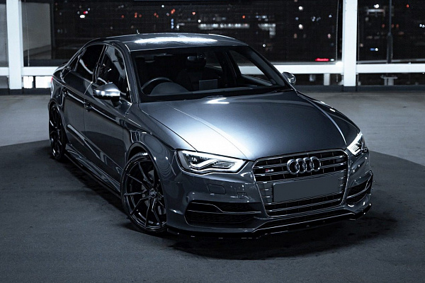 Фото дисков Bola B25 Черный сатин на Audi A/S/RS 3 (8V)