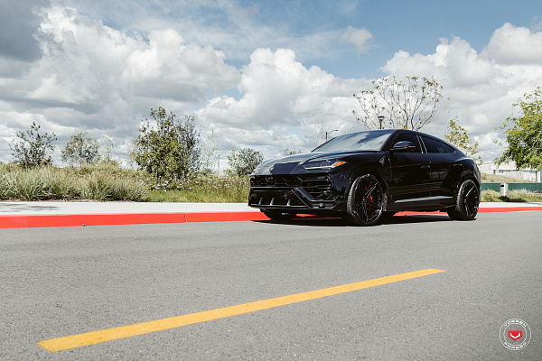 Фото дисков Vossen M-X6 Черный глянец на Lamborghini Urus