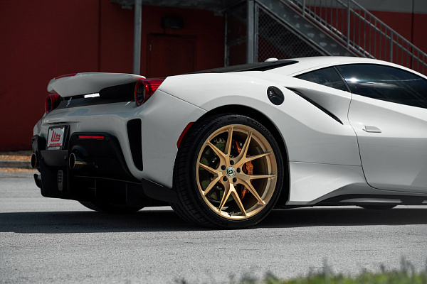Фото дисков HRE P101 Сатиновое золото на Ferrari 488