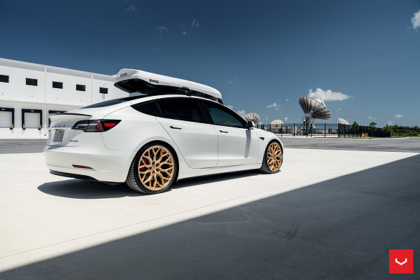 Фото дисков Vossen HF-2 Сатиновое золото на Tesla Model 3