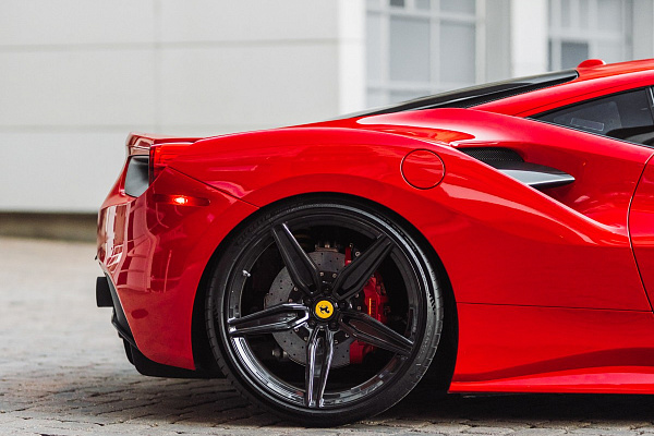 Фото дисков Brixton Forged PF4 Черный глянец на Ferrari 488