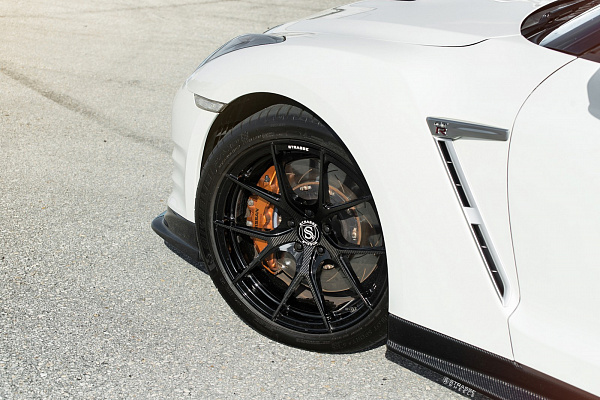 Фото дисков Strasse Wheels SM5R Deep Concave Monoblock Другой цвет на Nissan GT-R