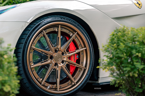 Фото дисков Strasse Wheels SV10-RS Deep Concave FS Сатиновая бронза на Ferrari F12